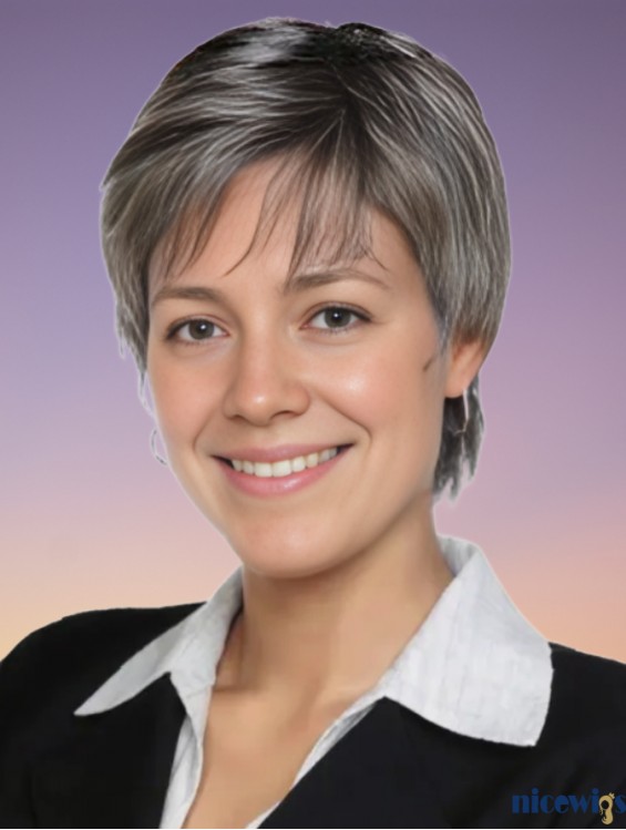 Short Grey Wavy Synthetic Wigs for Seniors – Lightweight Capless Style