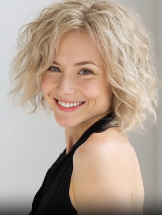 Blonde Chin Length Curly Wig – 10 Inch Medium Synthetic Capless Wigs Without Bangs