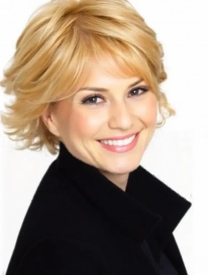 Blonde Synthetic Layered Wig – Chin Length Wavy Capless Style for Women